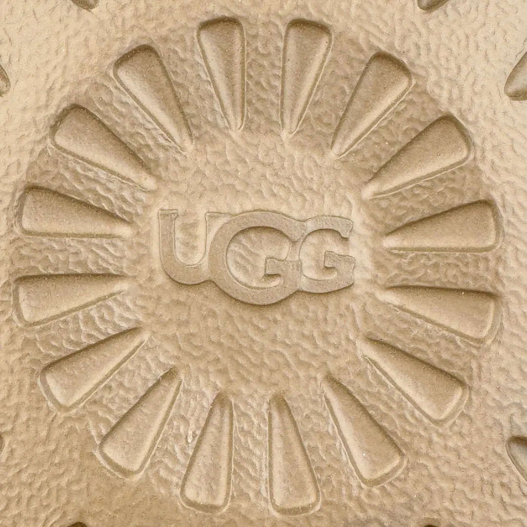 Pick up locally💰520 UGG 6222 Classic short-cut autumn and winter sheepskin and fur integrated snow boots. All shoes are made from the same factory as ZP. Longfeng A-grade Australian imported sheepskin and fur integrated men's and women's boots. Brand OEM production line. Fully follow the ZP process. OEM original pattern maker. Adhering to the principle of no original shoes and no development selection. Pay attention to every detail. The most authentic version on the market. TREADLITE "Light Wing" technology outsole. Lightweight/durable/flexible/pile size: 35 36 37 38 39 40 41 42 43 44 45 Coding: by2936070
